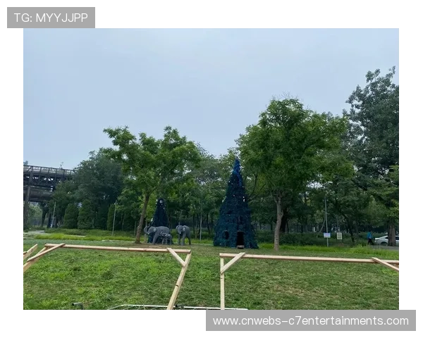 石景山首钢园雪乐园免费开放，彩虹走廊与针织树衣成网红打卡点